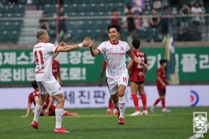 골세리머니를 펼치는 부천의 최재영 (출처=연합뉴스)