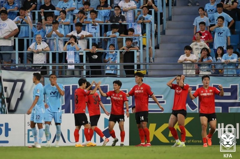 골세리머니를 펼치는 강원FC 선수들 (출처=연합뉴스)