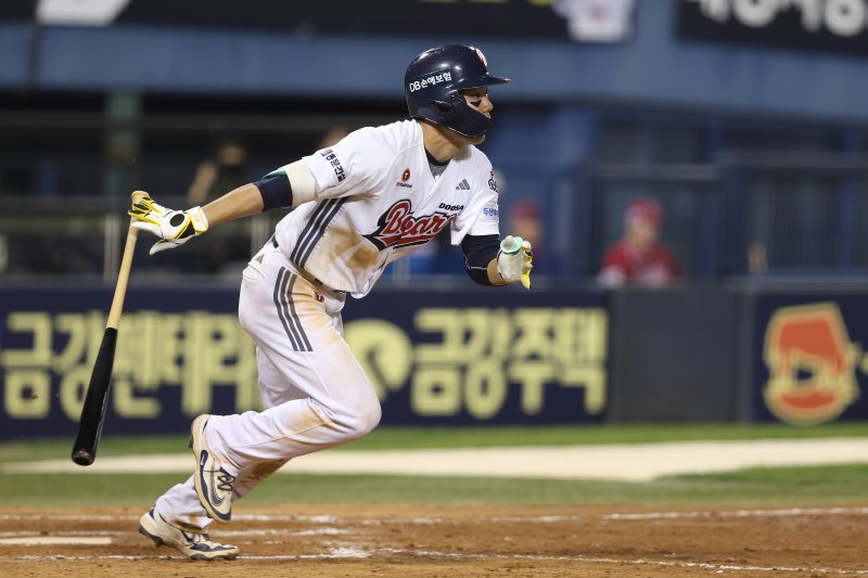 [서울=뉴시스] 프로야구 두산 베어스의 오명진이 22일 서울 잠실구장에서 열린 2025 신한 쏠뱅크 KBO리그 SSG 랜더스와의 경기에서 안타를 치고 있다. (사진=두산 베어스 제공) 2025.05.22.
