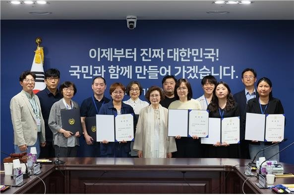 국민주권위 위촉장 수여식 후 촬영된 기념사진 (출처=연합뉴스)