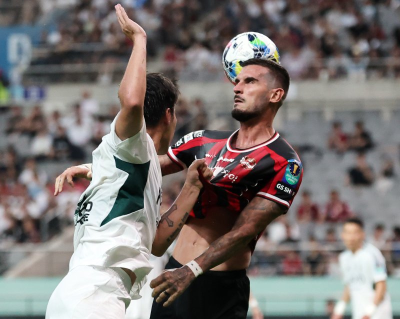 2일 오후 서울 마포구 서울월드컵경기장에서 열린 '2025 하나은행 코리아컵' 8강 FC서울과 전북현대의 경기에서 서울 스트라이커 둑스가 전북 김영빈의 수비를 뚫고 헤딩슛을 시도하고 있다. 2025.7.2/뉴스1 ⓒ News1 오대일 기자