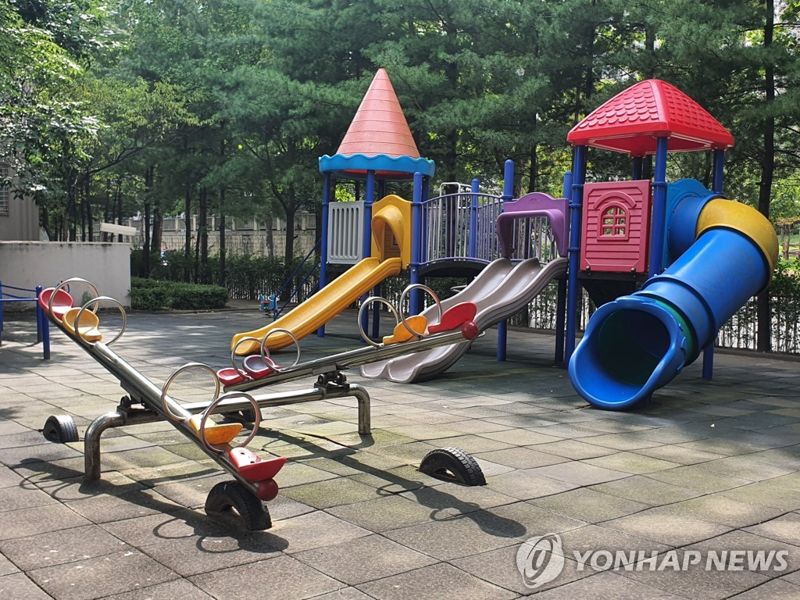 정신질환 앓는 50대 女, 놀이터서 7세 남아 납치하려다 체포