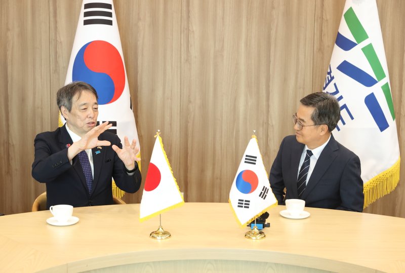 2일 오후 김동연 경기도지사가 도청 집무실에서 미즈시마 코이치 주한 일본 대사를 면담하고있다.(경기도 제공. 재판매 및 DB금지)