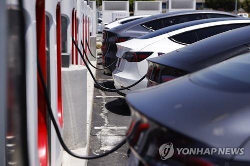 충전 중인 테슬라 차량 (출처=연합뉴스)