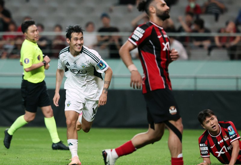 2일 오후 서울 마포구 서울월드컵경기장에서 열린 '2025 하나은행 코리아컵' 8강 FC서울과 전북현대의 경기에서 전북 송민규가 후반 41분 천금같은 선제골을 터트린 후 동료들과 포효하고 있다. 2025.7.2/뉴스1 ⓒ News1 오대일 기자