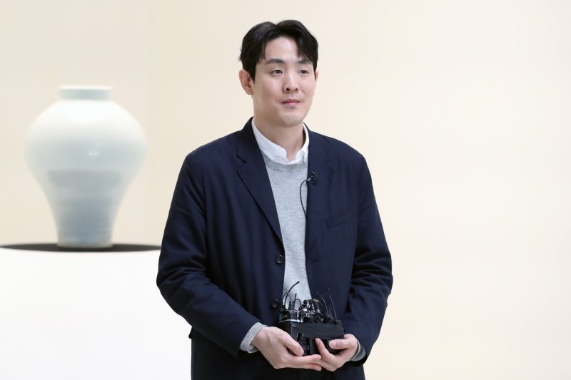[서울=뉴시스] 박진희 기자 = 리움미술관 '조선의 백자, 군자지향(君子志向)' 전시를 담당한 이준광 책임연구원. 2023.03.18. pak7130@newsis.com