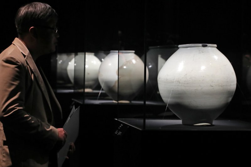 [서울=뉴시스] 박진희 기자 = 리움미술관 '조선의 백자, 군자지향 君子志向' 전시 전경. 2023.02.24. pak7130@newsis.com