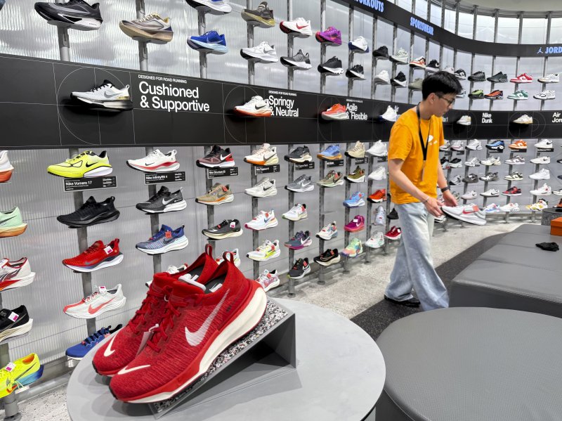 [하노이=AP/뉴시스] 지난 4월 10일(현지 시간) 베트남 하노이 한 나이키 매장에서 직원이 제품을 정리하고 있다. 2025.07.03.