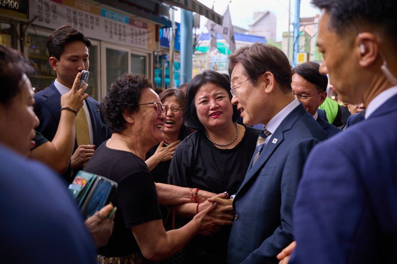 [서울=뉴시스] 이재명 대통령이 20일 울산 울주군 언양알프스시장을 방문해 시민과 인사를 나누고 있다. (사진=대통령실 제공) 2025.06.20. photo@newsis.com *재판매 및 DB 금지