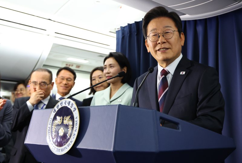 [캘거리=뉴시스] 최진석 기자 = 이재명 대통령이 16일(현지 시간) 주요 7개국(G7) 정상회의 참석을 위해 캐나다 앨버타주 캘거리로 향하는 공군 1호기에서 기자간담회를 하고 있다. 2025.06.17. myjs@newsis.com