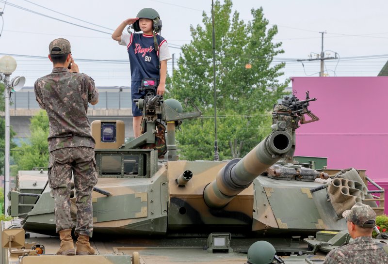 [화성=뉴시스] 경기사진공동취재단 = 6·25 전쟁 75주년을 하루 앞둔 24일 경기 화성시 육군 제51보병사단 전승신병교육대에서 열린 '2025년 부대개방행사'에서 한 어린이가 경례하고 있다. 2025.06.24. photo@newsis.com
