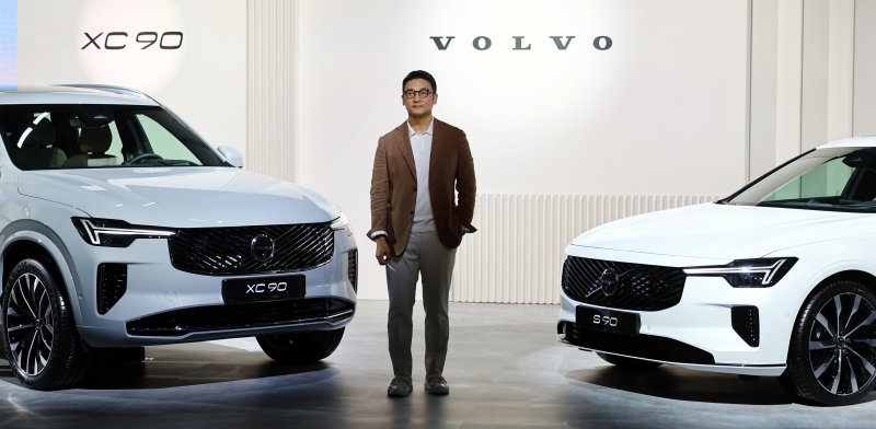 [서울=뉴시스] 박주성 기자 = 볼보자동차코리아가 2일 서울 광진구 비스타 워커힐에서 신형 XC90 과 S90을 국내 최초 공개해 이윤모 볼보자동차코리아 대표이사가 포즈를 취하고 있다. 2025.07.02. park7691@newsis.com
