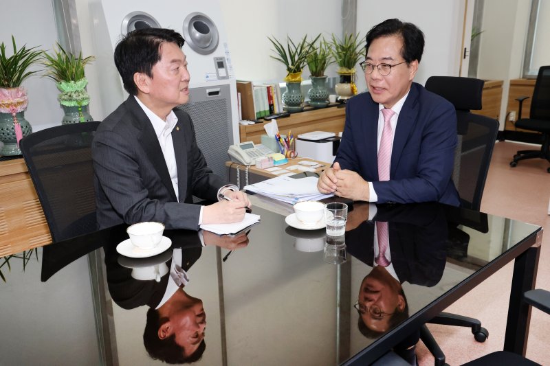 국민의힘 송언석 비상대책위원장 겸 원내대표(오른쪽)와 바카라사이트 쇼미더벳원장으로 내정된 안철수 의원이 2일 오후 서울 여의도 국회 본청 원내대표실에서 회동하고 있다. (공동취재) 2025.7.2/뉴스1 ⓒ News1 안은나 기자