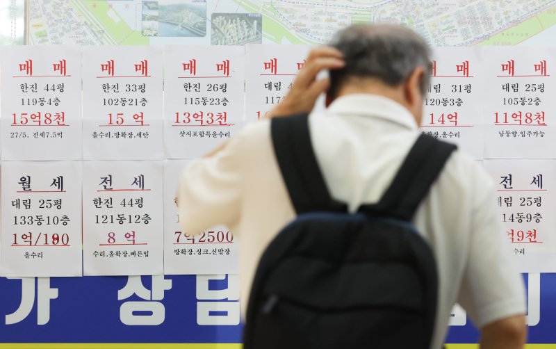 [인터넷 바카라사이트=뉴시스] 황준선 기자 = 26일 인터넷 바카라사이트 성동구의 한 부동산에 아파트 매물 광고가 게시돼 있다. 이날 한국부동산원이 발표한 전국 주간 아파트가격 동향에 따르면 6월 넷째 주 인터넷 바카라사이트 집값이 1주 전보다 0.43% 오르며 다시 6년 9개월 만에 가장 높은 상승률을 나타냈다. 특히 성동구는 0.99%, 마포구는 0.98% 급등하며 통계 집계를 시작한 2013년 1월 이래로 최대 상승률을 기록했다. 2025.06.26. hwang@newsis.com
