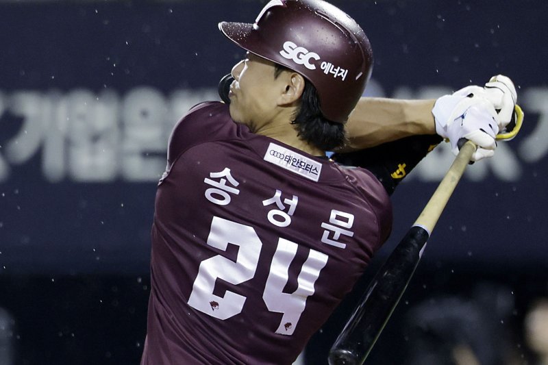 [서울=뉴시스] 최동준 기자 = 지난해 9월11일 서울 잠실야구장에서 열린 2024 KBO 리그 키움 히어로즈 대 LG 트윈스의 경기, 8회초 2사 만루 상황 키움 송성문이 3타점 적시타를 치고 있다. 2024.09.11. photocdj@newsis.com