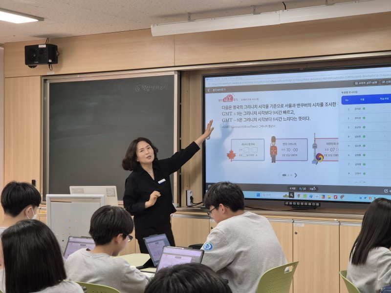 [울산=뉴시스] 구미현 기자 = 18일 오전 울산 이화중학교 3층 한 교실에서 인공지능 디지털교과서(AIDT)로 교사가 수학 수업을 진행하고 있다. 본 기사와 직접 관련 없음. 2025.04.18. gorgeouskoo@newsis.com