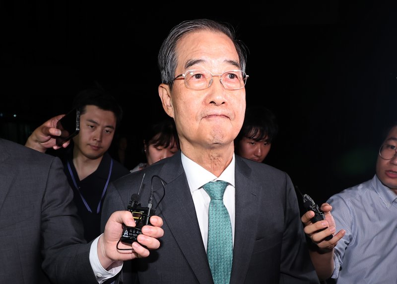 한덕수 전 국무총리가 2일 서울 서초구 서울고등검찰청에 마련된 내란특검 사무실에서 조사를 받은 후 귀가하고 있다. 2025.7.2/뉴스1 ⓒ News1 김성진 기자