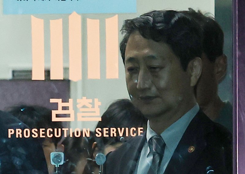 안덕근 산업통상자원부 장관이 2일 서울 서초구 서울고등검찰청에 마련된 내란특검 사무실에서 조사를 받은 후 귀가하고 있다. 2025.7.2/뉴스1 ⓒ News1 김성진 기자