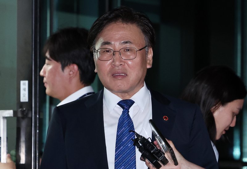 유상임 과학기술정보통신부 장관이 2일 서울 서초구 서울고등검찰청에 마련된 내란특검 사무실에서 조사를 받은 후 귀가하고 있다. 2025.7.2/뉴스1 ⓒ News1 김성진 기자