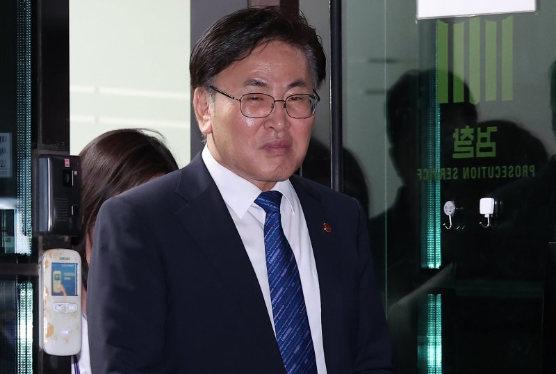 유상임 과학기술정보통신부 장관이 2일 서울 서초구 서울고등검찰청에 마련된 내란특검 사무실에서 조사를 받은 후 귀가하고 있다. 2025.7.2/뉴스1 ⓒ News1 김성진 기자