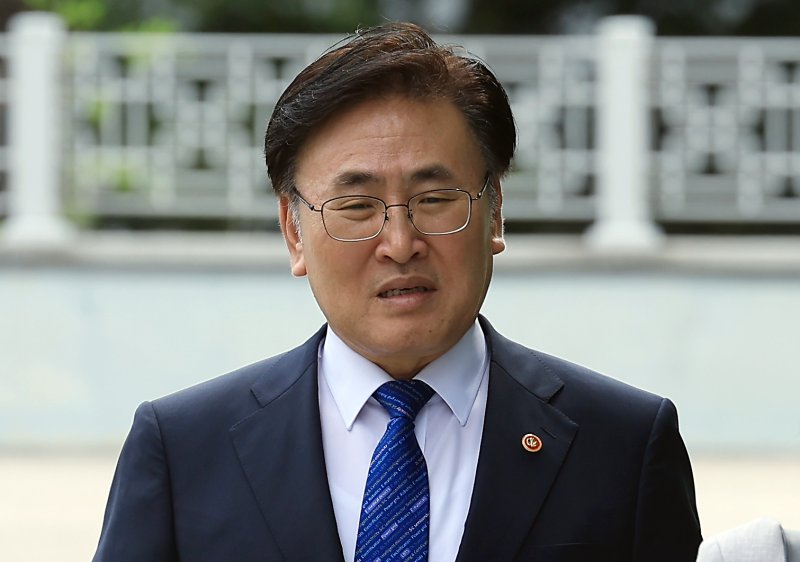 유상임 과학기술정보통신부 장관이 2일 오후 내란특검 조사를 받기 위해 서울 서초구 서울고검 청사로 출석하며 취재진의 질문을 받고 있다. 2025.7.2/뉴스1 ⓒ News1 박정호 기자