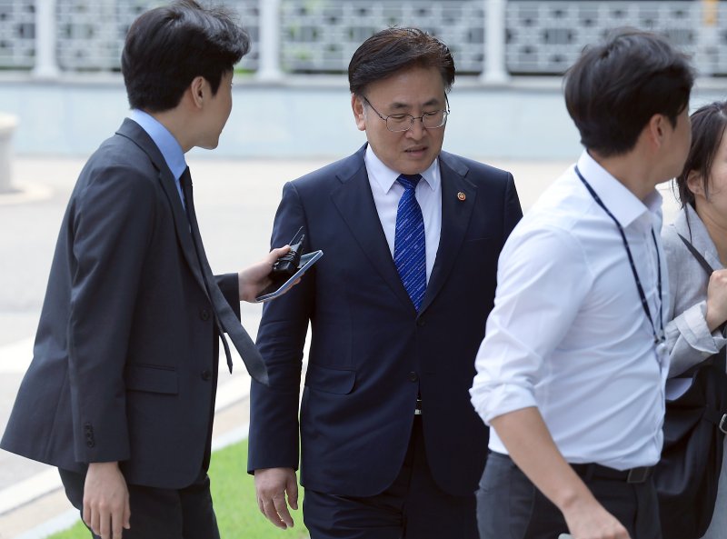 유상임 과학기술정보통신부 장관이 2일 오후 내란특검 조사를 받기 위해 서울 서초구 서울고검 청사로 출석하고 있다. 2025.7.2/뉴스1 ⓒ News1 박정호 기자