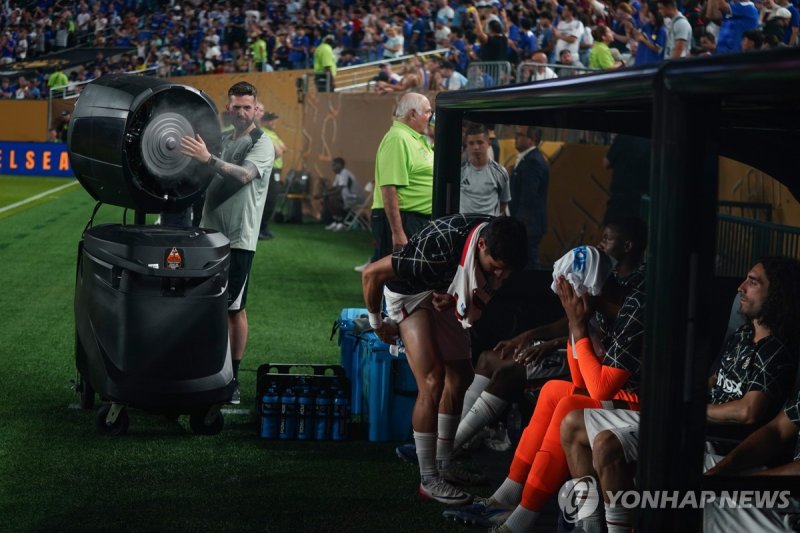 대형 선풍기를 벤치에 놓고 더위를 식히는 첼시 선수들 (출처=연합뉴스)