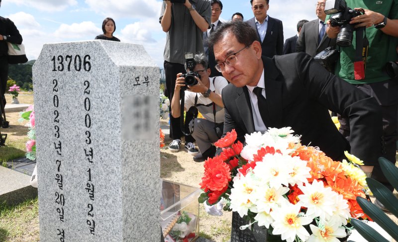 순직 라이브 바카라사이트 수사 외압 사건을 맡은 이명현 특별검사 등 특검 지휘부가 1일 대전 국립현충원 채상병 묘역을 참배하고 있다. (공동취재) 2025.7.1/뉴스1 ⓒ News1 김기태 기자