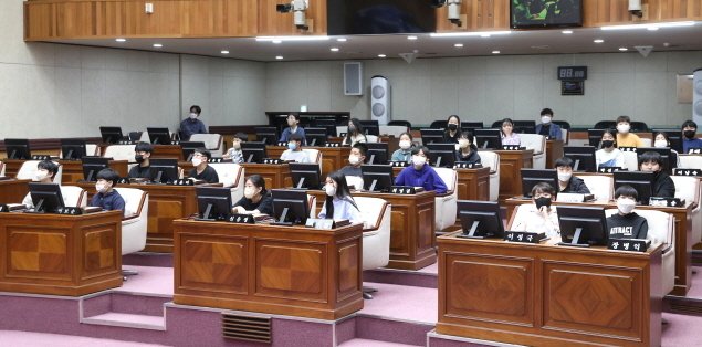 '지방의회 체험교실' 참여를 위해 전주시의회를 방문한 학생들.(전주시의회 제공, 재판매 및 DB 금지)/뉴스1