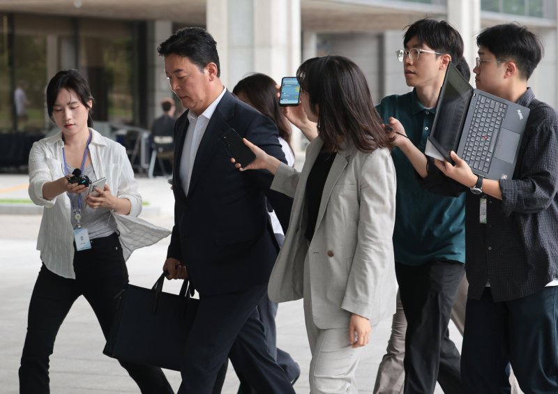 김성훈 전 대통령경호처 바카라 꽁 머니이 3일 바카라 꽁 머니 조사를 받기 위해 서초구 서울고검으로 들어서고 있다. /사진=연합뉴스