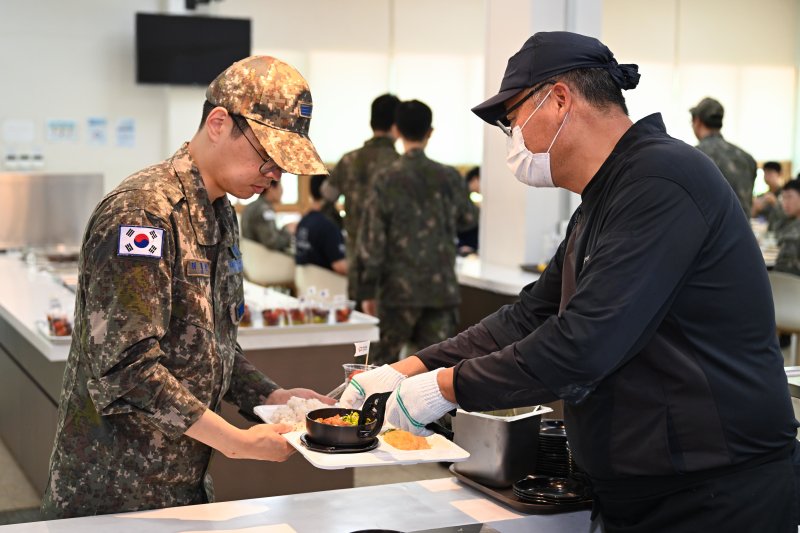 공군 제16전투비행단은 2일 장병 메이저 바카라사이트 굿모닝을 민간위탁해 뷔페식으로 전환해 운영한다 ⓒ News1 김대벽기자