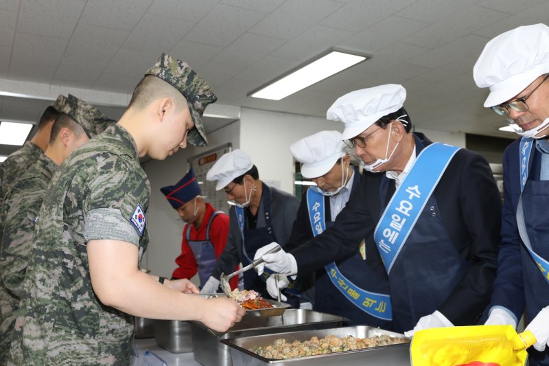 노동진 수협중앙회장이 5월 26일 해병대 사령부에서 장병 맞춤형 수산물 요리를 배식하고 있다. (수협중앙회 제공. 재판매 및 DB 금지) 2025.5.26/메이저 바카라사이트 굿모닝1