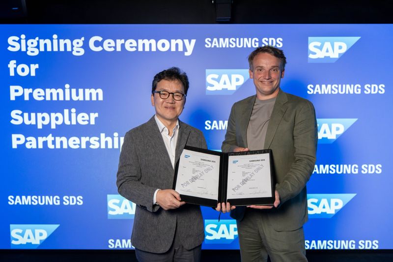 삼성SDS 이준희 대표이사(왼쪽)와 크리스티안 클라인 SAP 대표가 2일(현지시간) 독일 SAP 본사에서 'RISE with SAP 프리미엄 서플라이어' 파트너십을 체결한 후 기념촬영하고 있다. 삼성SDS 제공