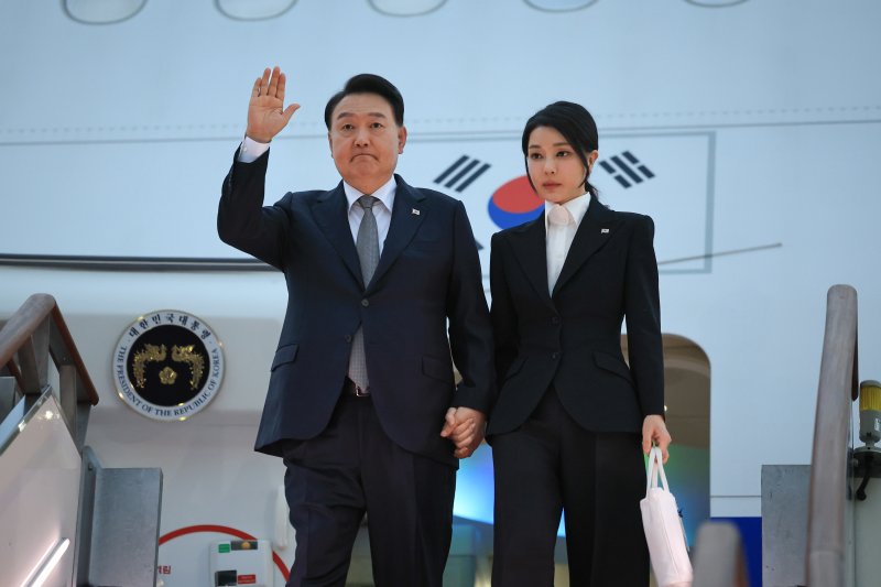 윤석열 대통령과 메이저 바카라사이트 캡틴 여사가 17일 성남 서울공항을 통해 귀국하고 있다. (대통령실 제공) 2023.7.17/뉴스1 ⓒ News1 오대일 기자