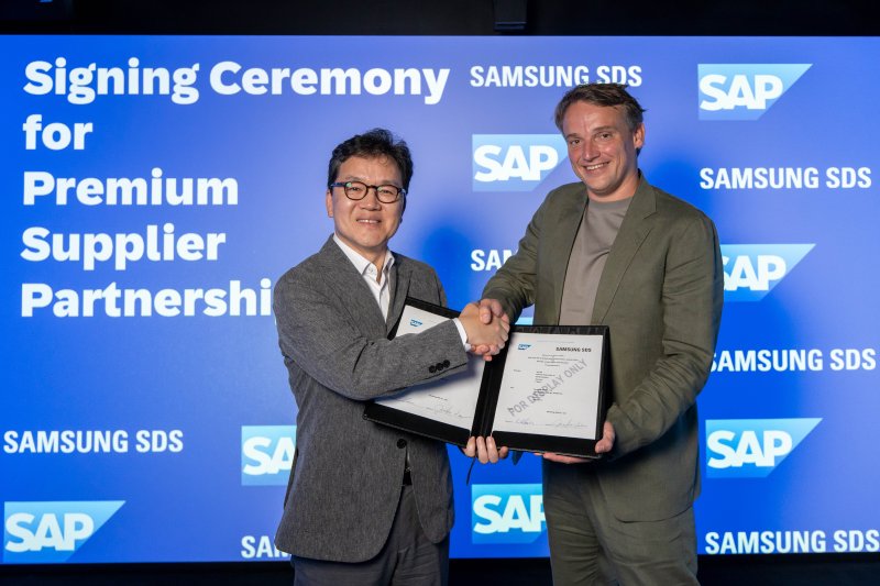 이준희 삼성SDS 대표이사와 크리스티안 클라인(Christian Klein) SAP CEO가 기념사진을 찍고 있다.(삼성SDS 제공)