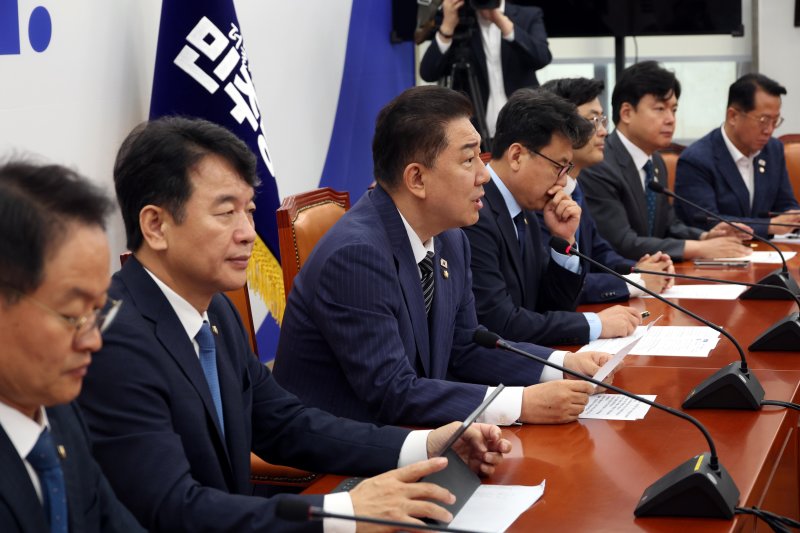 김병기 더불어민주당 당대표 직무대행 겸 원내대표가 바카라 가상 머니 사이트 오전 서울 여의도 국회에서 열린 정책조정회의에서 발언을 하고 있다. 뉴시스