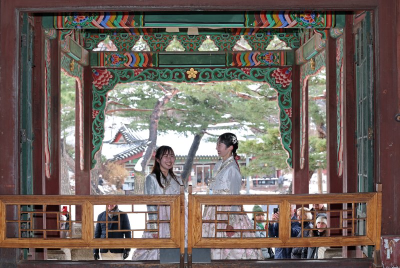 서울 종로구 창덕궁 희정당을 찾은 관광객들 모습./뉴스1 ⓒ News1 오대일 기자
