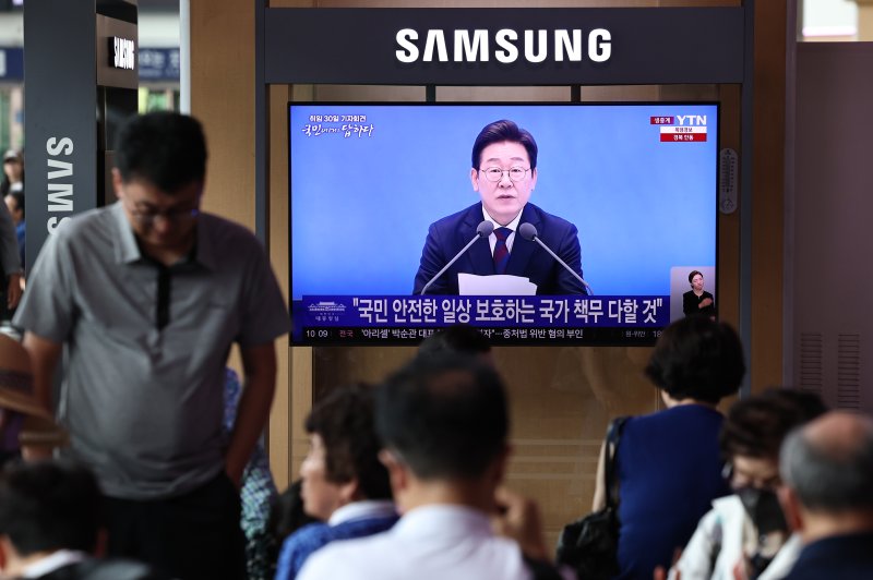 3일 오전 서울역 대합실에서 시민들이 이재명 바카라사이트 쿠폰 ‘취임 한달’ 기자회견 생중계 영상을 시청하고 있다. 2025.7.3/바카라사이트 쿠폰1 ⓒ News1 구윤성 기자