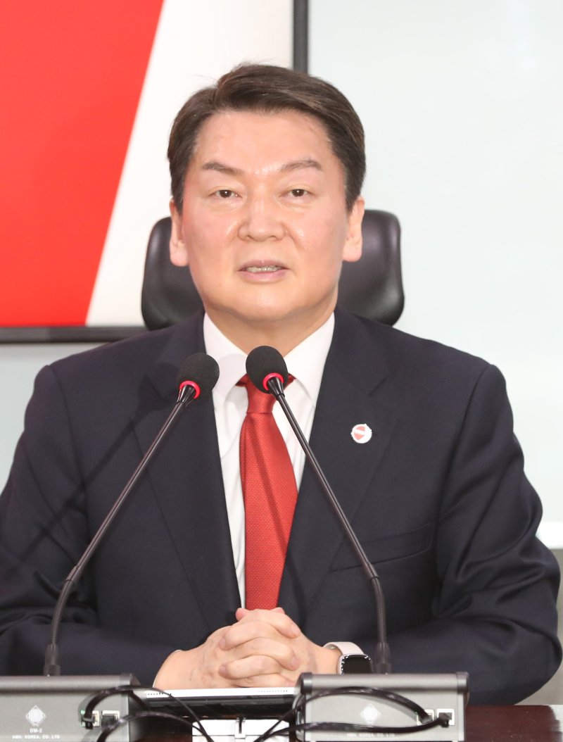 [서울=뉴시스] 전진환 기자 = 안철수 국민의힘 당 대표 후보가 19일 오전 서울 여의도 국회 바카라 에볼루션회관에서 열린 2차 정책비전 발표회에서 '당원권 강화와 공천 시스템'과 관련해 발표하고 있다. 2023.02.19 amin2@newsis.com