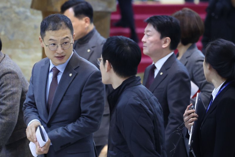 [서울=뉴시스] 권창회 기자 = 김상욱 국민의힘 바카라 에볼루션과 안철수 바카라 에볼루션이 10일 오후 서울 여의도 국회에서 열린 본회의에 참석하고 있다. 2024.12.10. kch0523@newsis.com