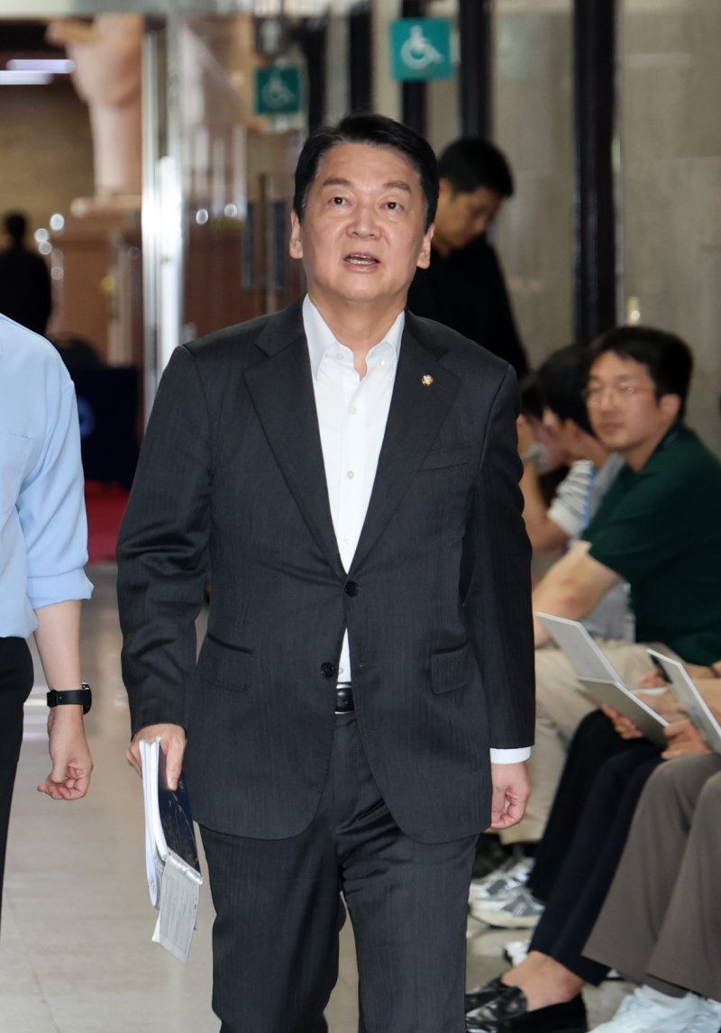 [서울=뉴시스] 고승민 기자 = 안철수 국민의힘 신임 바카라 에볼루션이 송언석 비대위원장과 면담하기 위해 2일 오후 국회 본청 원내대표실로 향하고 있다. (공동취재) 2025.07.02. photo@newsis.com