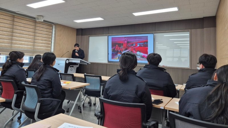 [대전=뉴시스]대전소방본부는 대전지역 5개 소방서에 구급 기간제근로자 8명을 배치해 운영한다. 구급 기간제근로자 교육장면. 2025. 07. 03 photo@newsis.com *재판매 및 DB 금지