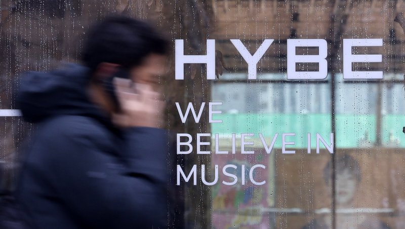 '김건희 문고리' 행정관 남편, 하이브 입사 1주일 만에 퇴사... 무슨 일?