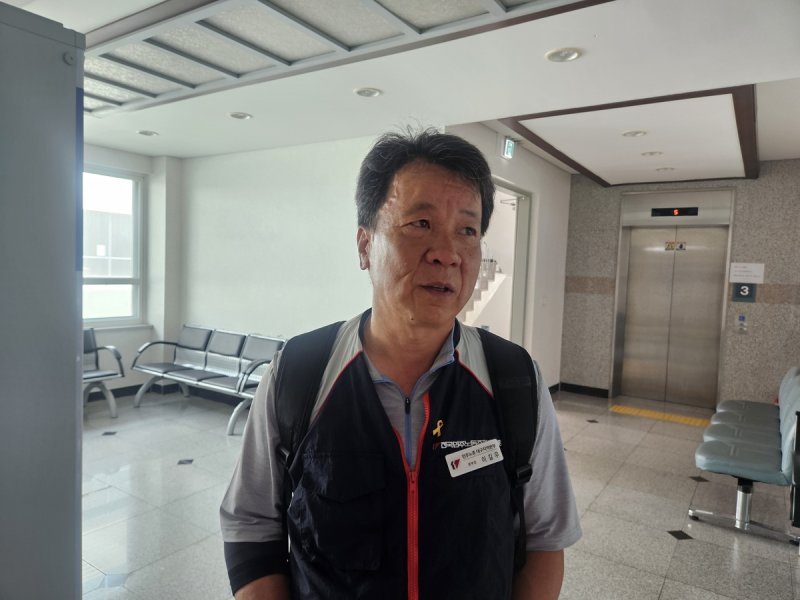 인터뷰하는 이길우 민주노총 대구본부장 (출처=연합뉴스)