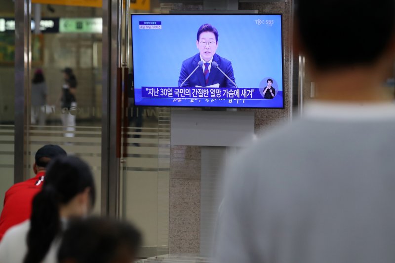 3일 오전 대구 북구 대구역 대합실에서 시민들이 텔레비전을 통해 '이재명 대통령 취임 30일' 기자회견을 시청하고 있다. 2025.7.3/뉴스1 ⓒ News1 공정식 기자