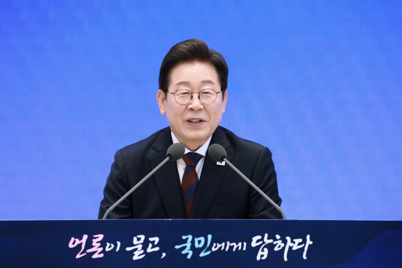 [서울=뉴시스] 고범준 기자 = 이재명 바카라 사이트 추천디시이 3일 청와대 영빈관에서 열린 '대통령의 30일, 언론이 묻고 국민에게 답하다' 기자회견에서 취재진 질문에 답변하고 있다. (바카라 사이트 추천디시실통신사진기자단) 2025.07.03. bjko@newsis.com