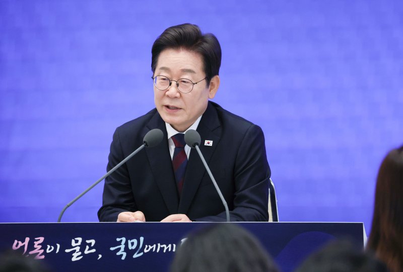 [서울=뉴시스] 고범준 기자 = 이재명 바카라 사이트 추천디시이 3일 청와대 영빈관에서 열린 '대통령의 30일, 언론이 묻고 국민에게 답하다' 기자회견에서 취재진 질문에 답변하고 있다. (바카라 사이트 추천디시실통신사진기자단) 2025.07.03. bjko@newsis.com