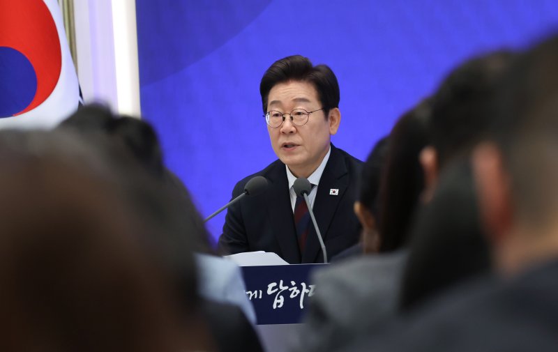 [서울=뉴시스] 고범준 기자 = 이재명 바카라 사이트 추천디시이 3일 청와대 영빈관에서 열린 '대통령의 30일, 언론이 묻고 국민에게 답하다' 기자회견에서 발언하고 있다. (바카라 사이트 추천디시실통신사진기자단) 2025.07.03. bjko@newsis.com