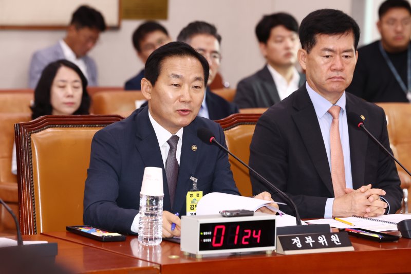 이두희 국방부 장관 직무대행이 지난 7월 3일 오전 서울 여의도 국회에서 열린 법제사법위원회 전체회의에서 의원 질의에 답변하고 있다. 오른쪽은 석종건 방위사업청장. 뉴스1