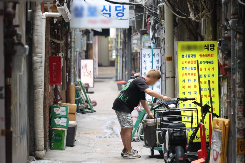 [서울=뉴시스] 권창회 기자 =지난 27일 서울 중구 명동 거리 내 한 매장에서 자영업자들이 손님맞이 준비를 하고 있다. 2025.07.03. kch0523@newsis.com